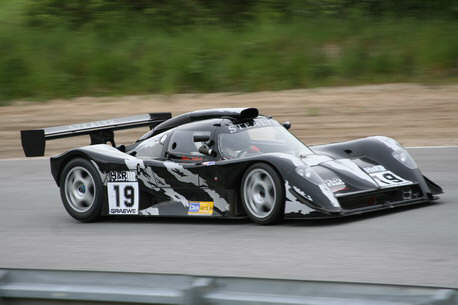 Dr. Klaus Nesbach i hans brutale Stealth racer.